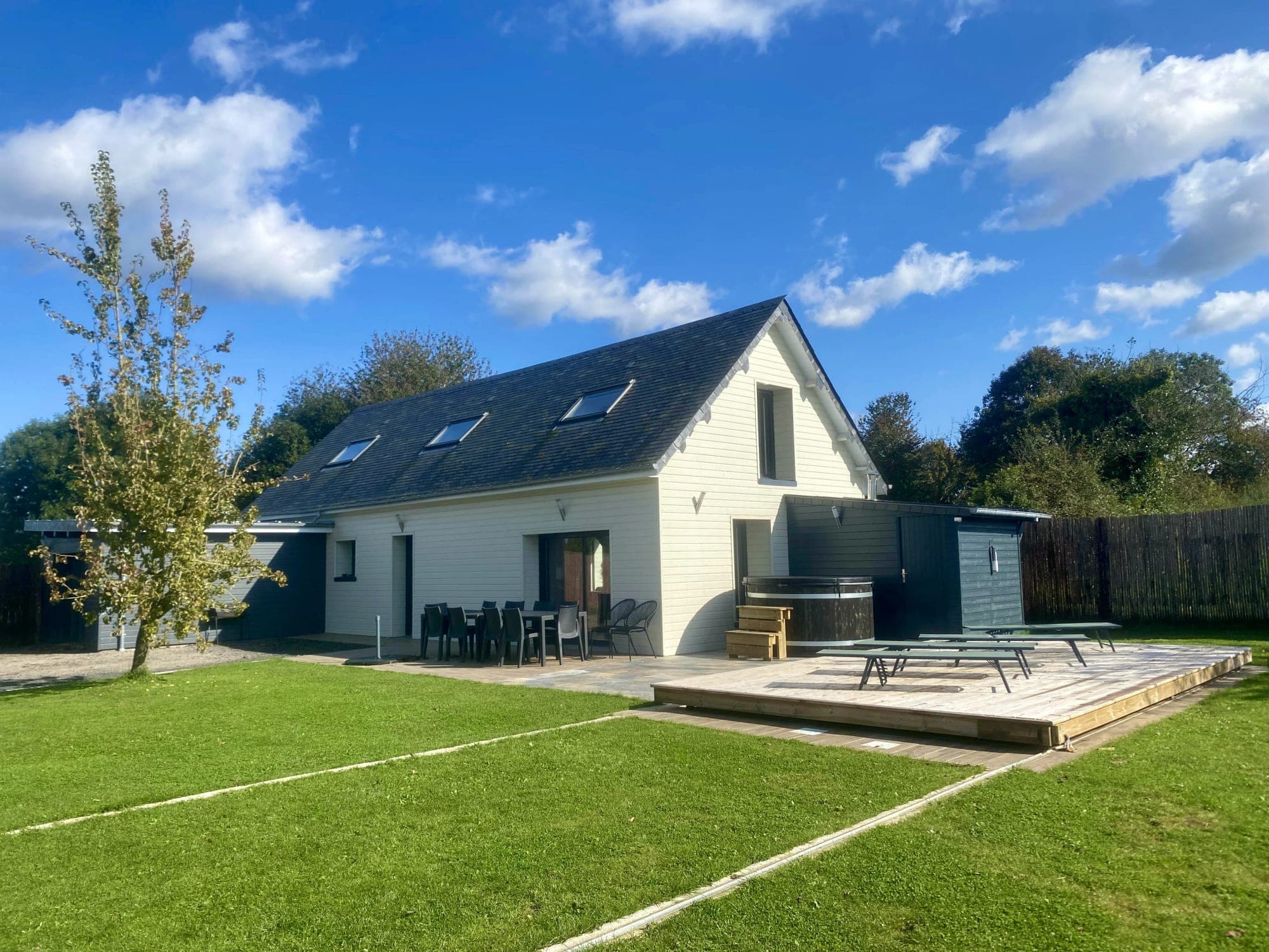 Gîte Cassis, a whole house to rent in Saint-Saëns, with a private heated pool and a nordic bath