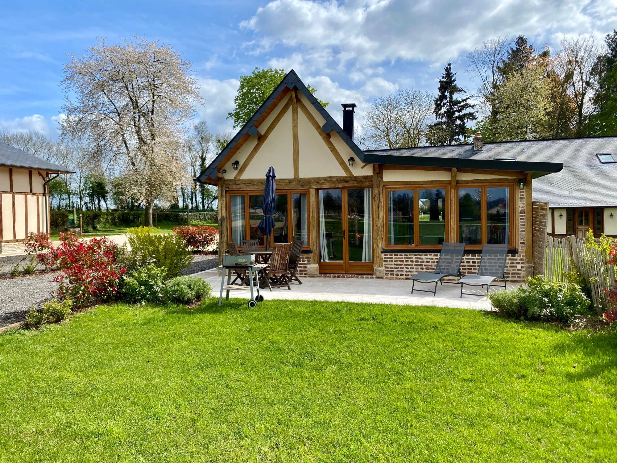 Gîte Cerise, a whole single-storey half-timbered house to rent in Saint-Saëns, with a heated pool