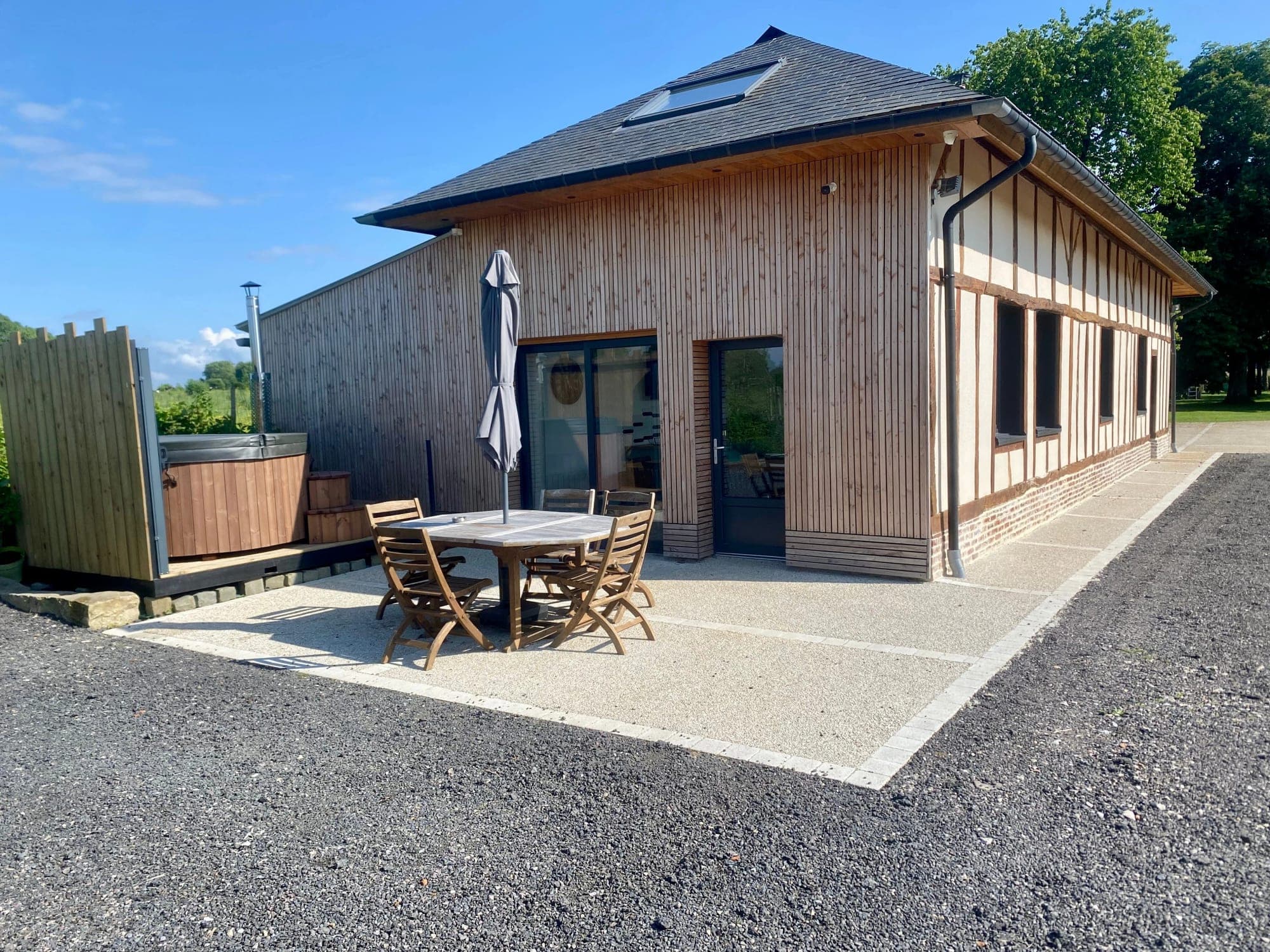 Gîte Mirabelle, a whole wood and half-timbered house to rent in Saint-Saëns, with a private nordic bath